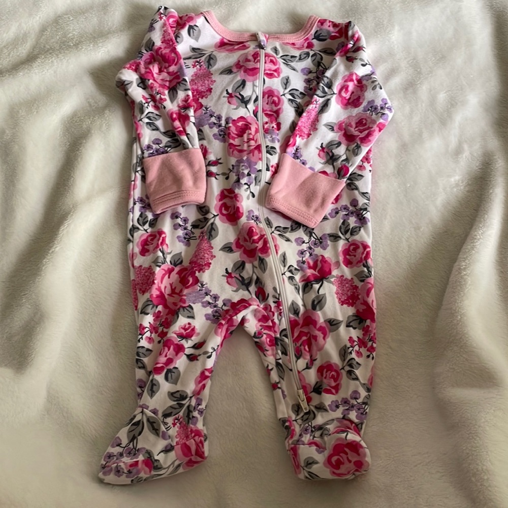 Gently used baby girl sleeper. Brand: Wonder Nation Size:0-3 months.